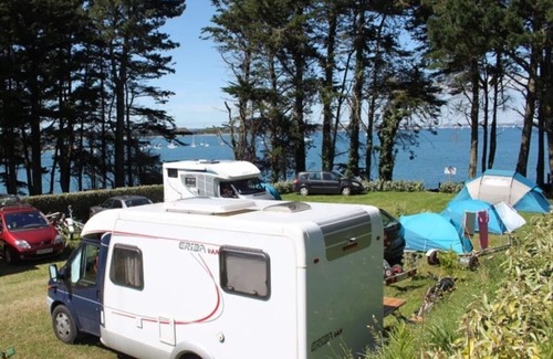 Plestin-les-Greves RV Rental | Emplacement nu sur Petit Camping Familial en Pleine Nature Près des Plages