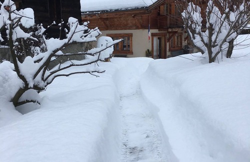 Les Bossons Ski Chalet | EN CHALET JARDIN FACE CHAINE DU MONT-BLANC DUPLEX MANSARD 40M2 ⭐️ ⭐️⭐️⭐️⭐️