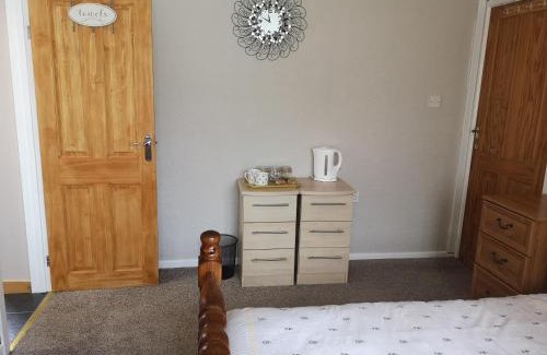 Porthmadog House | En-suite Bedroom in a quiet bungalow