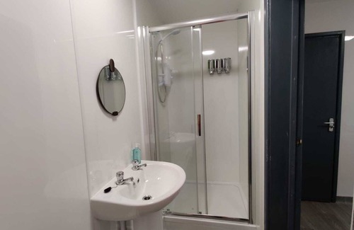 St. Thomas Apartment | En-Suite Double Room, Microwave & Fridge, Smart TV