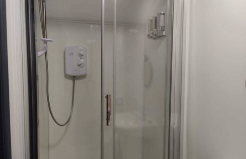 St. Thomas Apartment | En-Suite Double Room, Microwave & Fridge, Smart TV