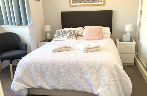 New Forest District House | En-suite nook near forest & sea, great value with fridge, microwave and TV