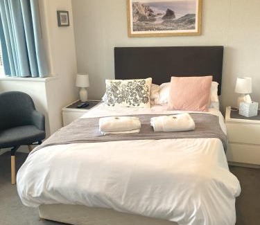 New Forest District House | En-suite nook near forest & sea, great value with fridge, microwave and TV