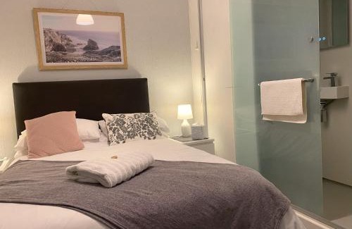 New Forest District House | En-suite nook near forest & sea, great value with fridge, microwave and TV