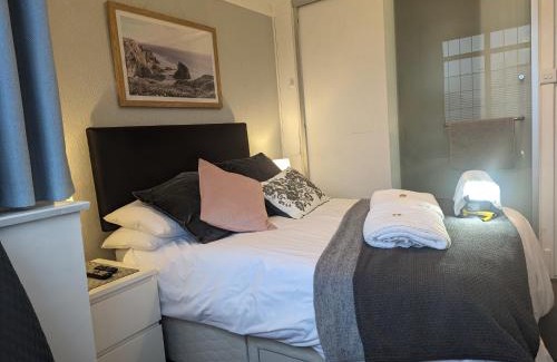New Forest District House | En-suite nook near forest & sea, great value with fridge, microwave and TV
