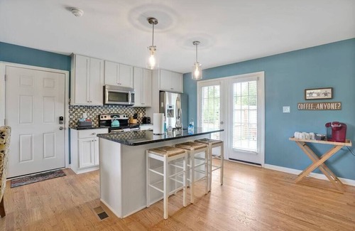 Wilmington House | Enchanted Blues ~ Near UNCW, 2 Miles to Beach, Bikes
