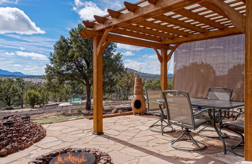 Williams House | Enchanting Home w/Mt Views. Central to Grand Canyon & Flagstaff!
