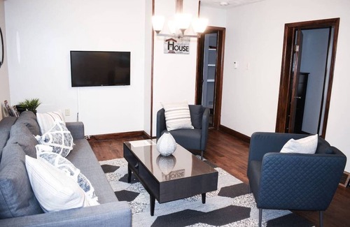 Avon Lake House | Enchanting Lower-Unit Duplex