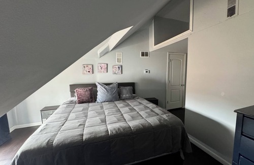 Detroit House | Enchanting Private Room in shared 5-bedroom house with WiFi and AC in Detroit