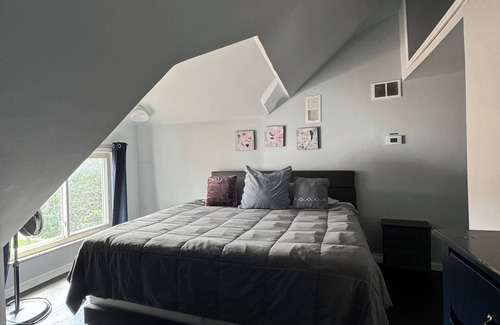 Detroit House | Enchanting Private Room in shared 5-bedroom house with WiFi and AC in Detroit