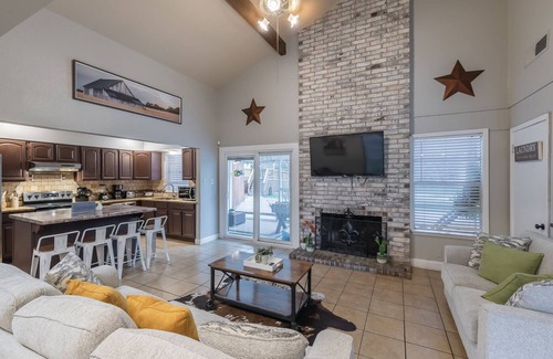 Wetmore House | Enchanting Texas Home w Pool, GameRoom, MiniGolf & Firepit by 6Flags & Seaworld