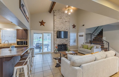 Wetmore House | Enchanting Texas Home w Pool, GameRoom, MiniGolf & Firepit by 6Flags & Seaworld