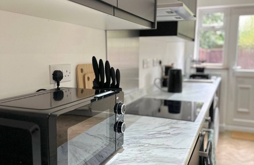 Southbury House | Enfield's Hidden Gem with WIFI + Parking + Garden