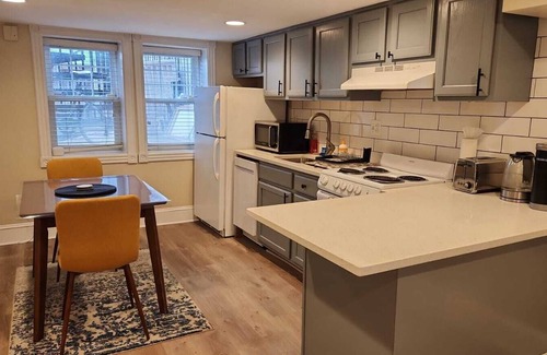 Stanton Park Apartment | English Basement one bedroom apt, 1.5 miles to White House, full kitchen