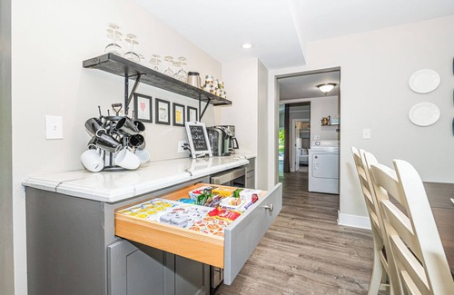 Bassett House | #EnglishPrairieBnB - 4 Bedrooms - 2.5 Baths