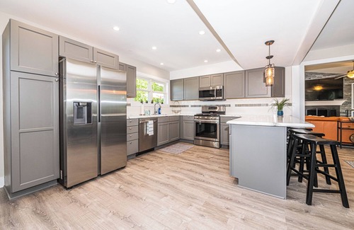 Bassett House | #EnglishPrairieBnB - 4 Bedrooms - 2.5 Baths