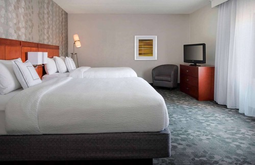 Middletown Hotel | Enjoy 2 Modern Units, Perfect for Groups! Indoor & Outdoor Pools, Pets Allowed!