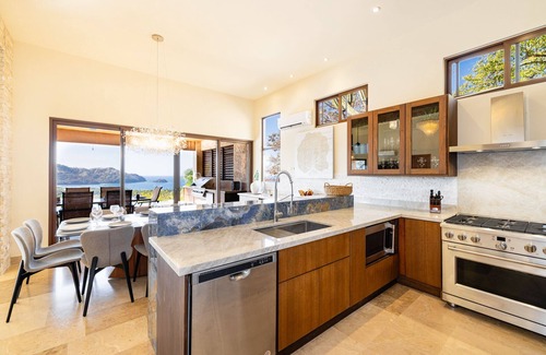 Coco House | Enjoy a breathtaking ocean view overlooking the entire bay of Coco Beach