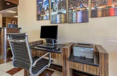 Edgewater House | Enjoy a cozy stay near New York City!
