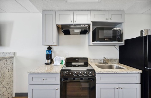 Fort Bay House | Enjoy a Hassle-free Stay! Direct Access To Beach, Outdoor Pool, Free Parking