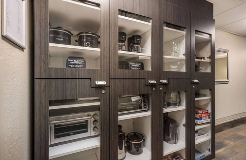 Gwinnett Place Hotel | Enjoy a Hassle-free Stay! Full Kitchen, Onsite Parking, Pets Allowed!