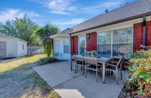Fort Worth House | Enjoy a nice home with a beautiful garden.