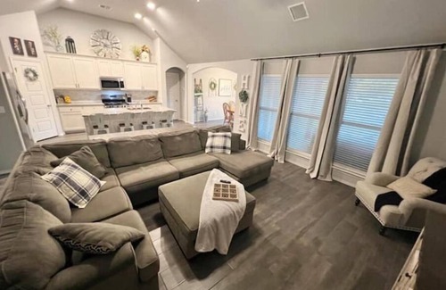 Broken Arrow House | Enjoy a relaxing stay with plenty of room for the whole family