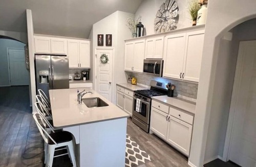 Broken Arrow House | Enjoy a relaxing stay with plenty of room for the whole family