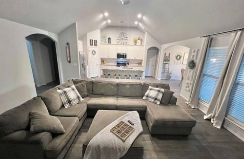 Broken Arrow House | Enjoy a relaxing stay with plenty of room for the whole family