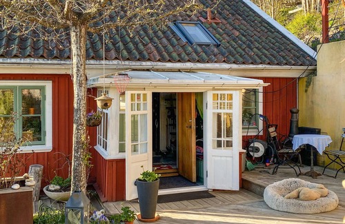 Vastra Tunhem House | Enjoy a relaxing vacation in the inviting vacation home in an idyllic location.