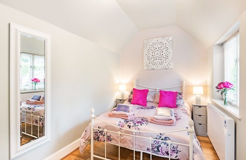 Melton Constable Cottage | Enjoy a romantic retreat which overlooks landscaped gardens.