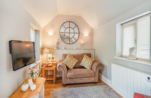 Melton Constable Cottage | Enjoy a romantic retreat which overlooks landscaped gardens.