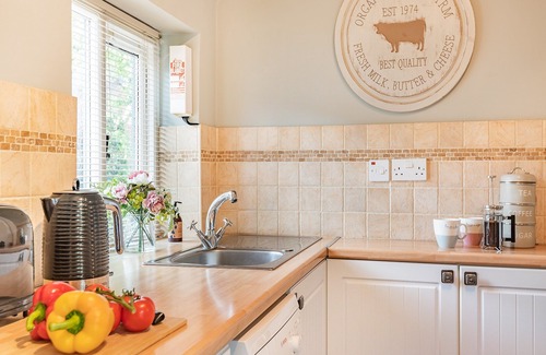 Melton Constable Cottage | Enjoy a romantic retreat which overlooks landscaped gardens.
