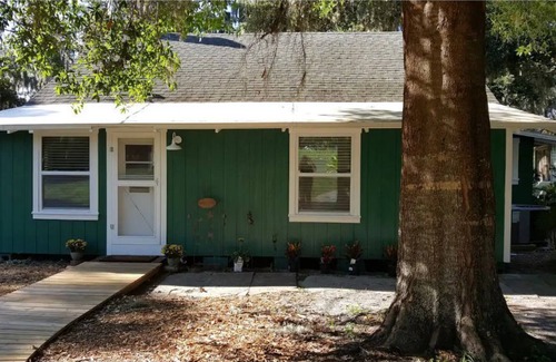 Keystone Cabin | Enjoy a step back in time on an Authentic "Old Florida" Lakefront property.