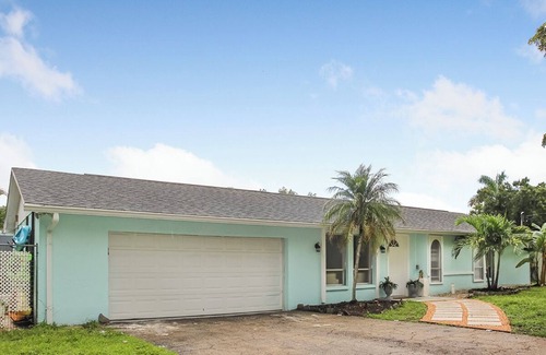 Fort Myers House | Enjoy a stunning waterfront view, pool table,kayaks, fishing, BBQ, heated & pool