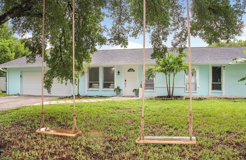 Fort Myers House | Enjoy a stunning waterfront view, pool table,kayaks, fishing, BBQ, heated & pool