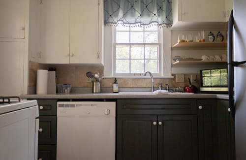 Oak Point Cottage | Enjoy a stylish experience at this centrally-located guest house DOWNTOWN!