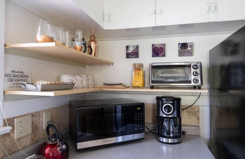 Oak Point Cottage | Enjoy a stylish experience at this centrally-located guest house DOWNTOWN!