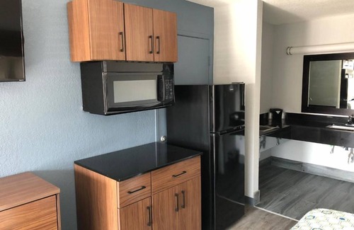 Arena District Hotel | Enjoy Affordable Comfort Near San Antonio Zoo – Great for Tourists - 4 Units
