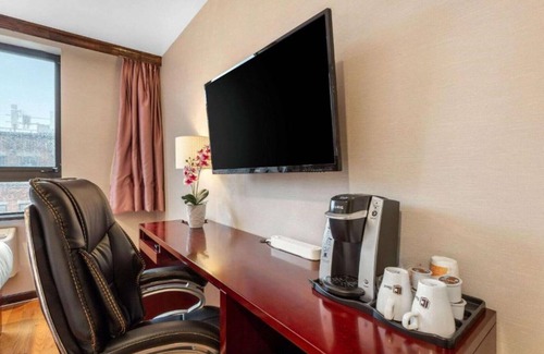 Greenwood House | Enjoy an indulgent stay with free coffee and a free daily newspaper!