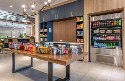 Orlando House | Enjoy an upscale hotel near Orlando International Airport !