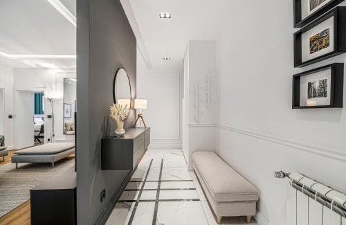 Vracar Apartment | Enjoy B-52 Crown