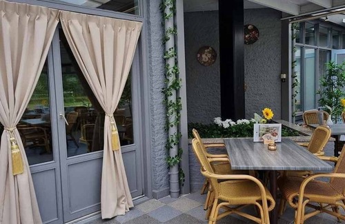 Nieuwvliet Hotel | Enjoy Beachside Serenity in 2 Pristine Rooms Close to For Freedom Museum