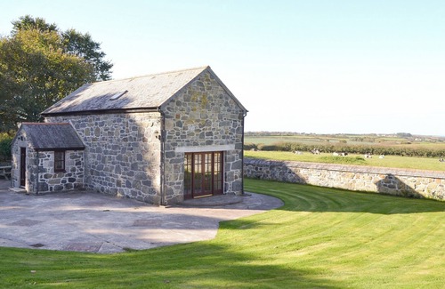 Helston Cottage | Enjoy dining al fresco on the patio while the children play.