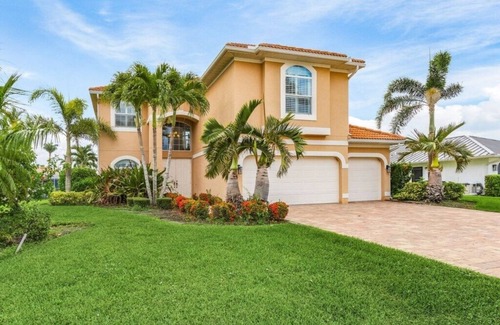 Pelican Villa | Enjoy Luxury & Tranquility at American Beauty, Your Dream Getaway in Cape Coral
