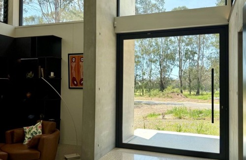 Werombi House | Enjoy peace and birdsong in Australian bush setting in architectural home.
