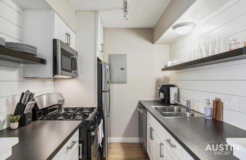 Brentwood Apartment | Enjoy Poolside TVs and Private Cabanas off N Lamar