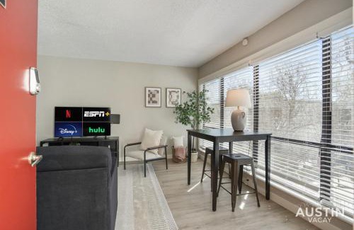 Brentwood Apartment | Enjoy Poolside TVs and Private Cabanas off N Lamar