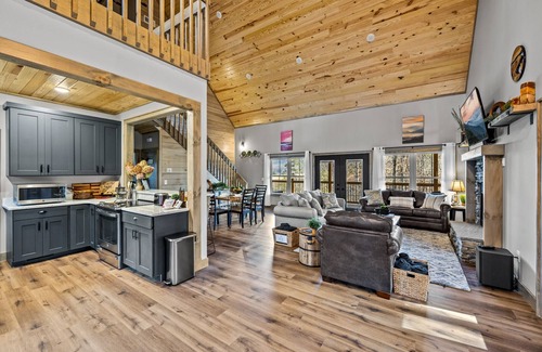 Wears Valley Cabin | Enjoy RUSTIC ELEGANCE at this TOP RATED Cabin ♥Stunning Views, Hot Tub, Fire Pit