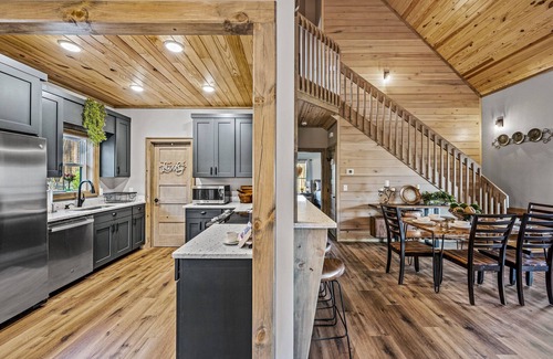 Wears Valley Cabin | Enjoy RUSTIC ELEGANCE at this TOP RATED Cabin ♥Stunning Views, Hot Tub, Fire Pit